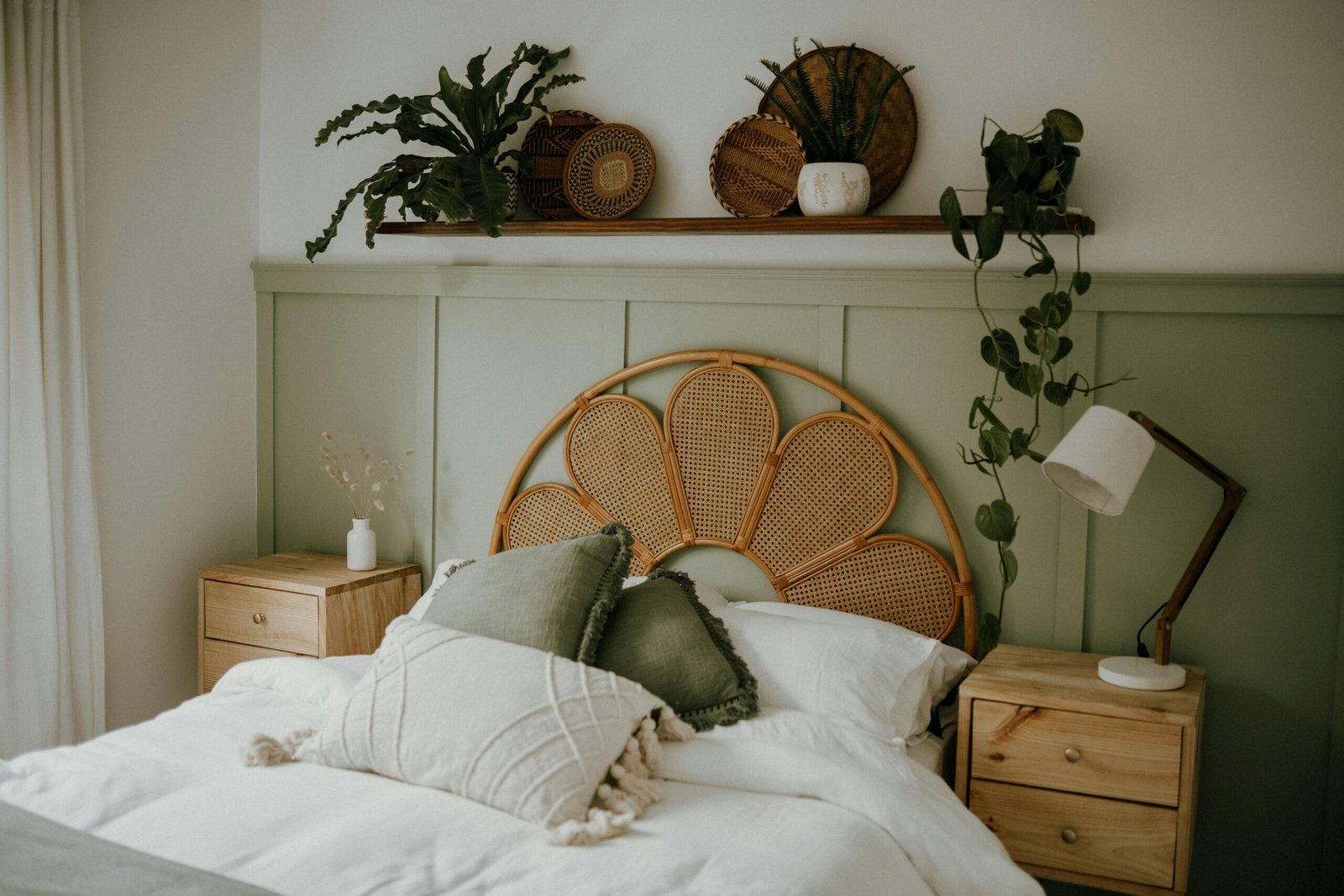 Cap sur la Déco - Le charme intemporel du style bohème : chambre aux coloris doux avec tête de lit en rotin
