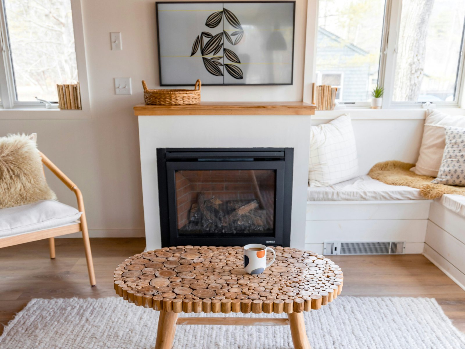 Cap sur la Déco - Quel style déco est fait pour vous ? Coin salon avec cheminée, teintes douces et matériaux chaleureux