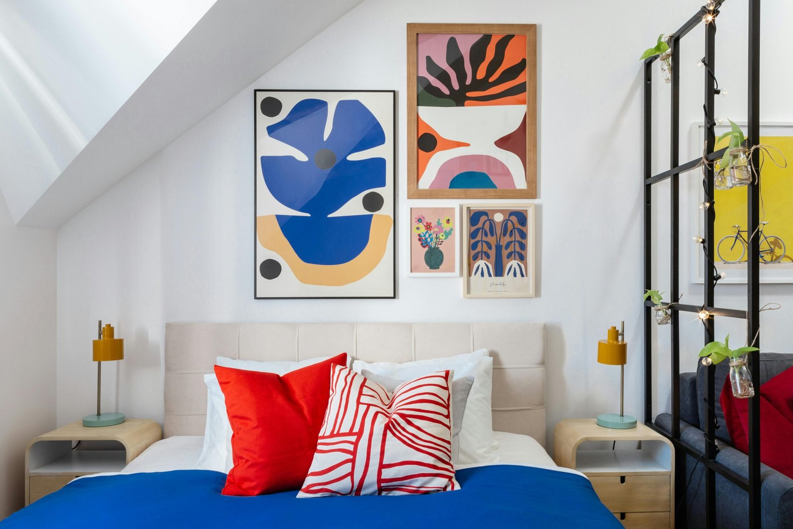 Cap sur la Déco - Associer couleurs et motifs - Chambre à coucher lumineuse de style Memphis