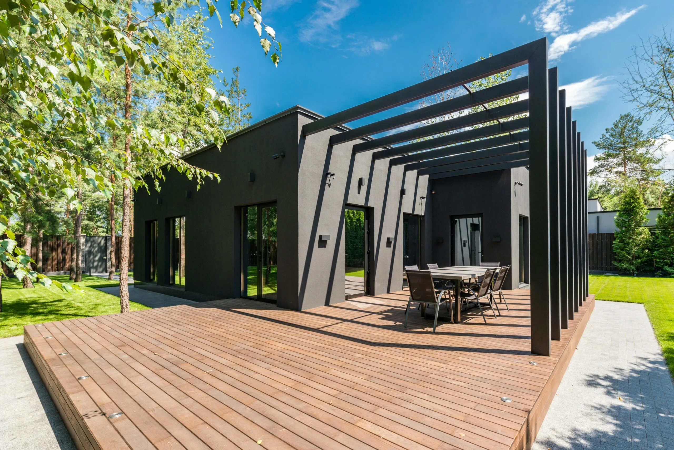 Cap sur la Déco - Pergola & terrasse : l'art de vivre dehors - Pergola contemporaine noire et terrasse en bois