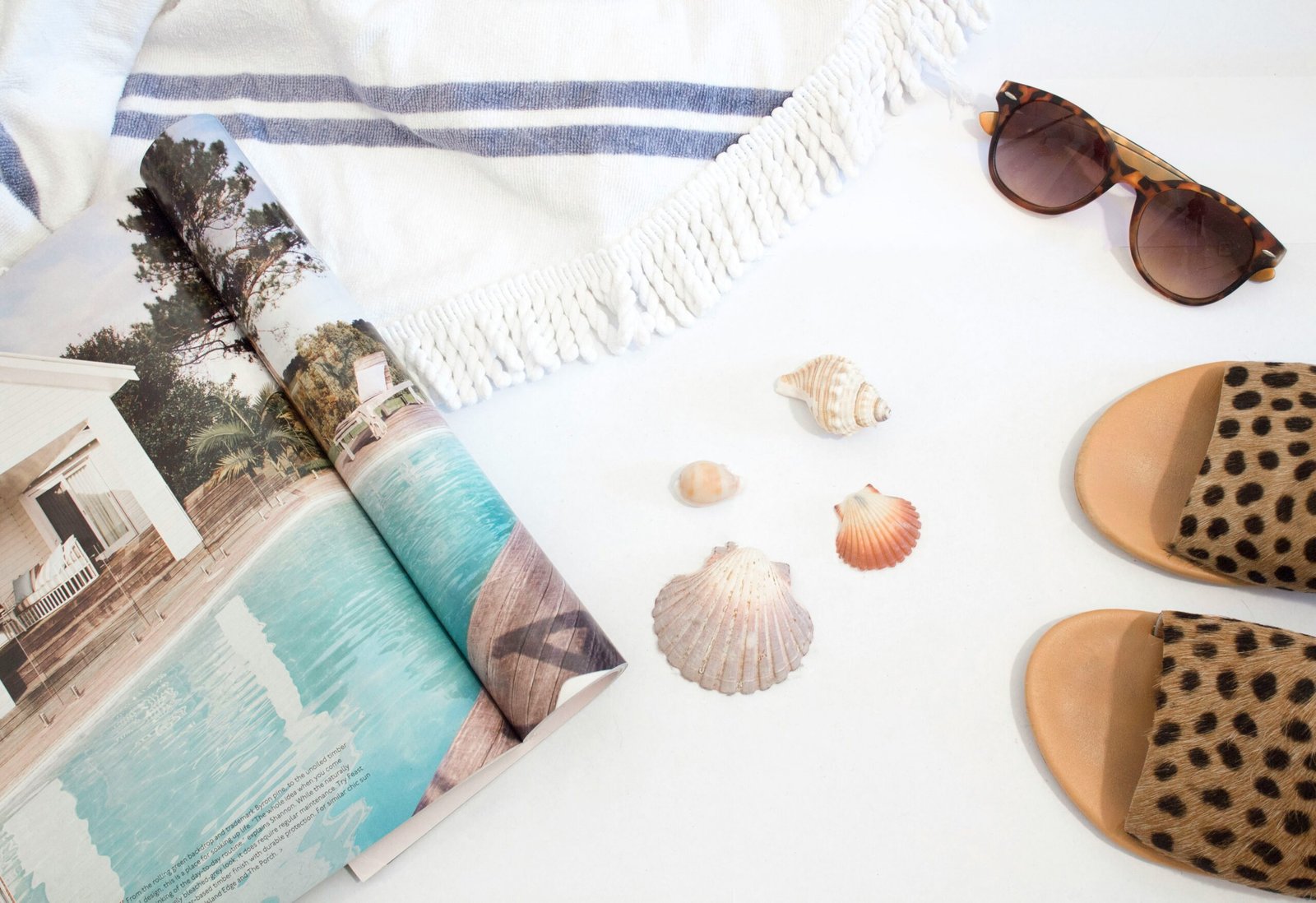 Cap sur la Déco - Prolonger l'esprit vacances chez soi - Serviette rayée, coquillages et magazine déco