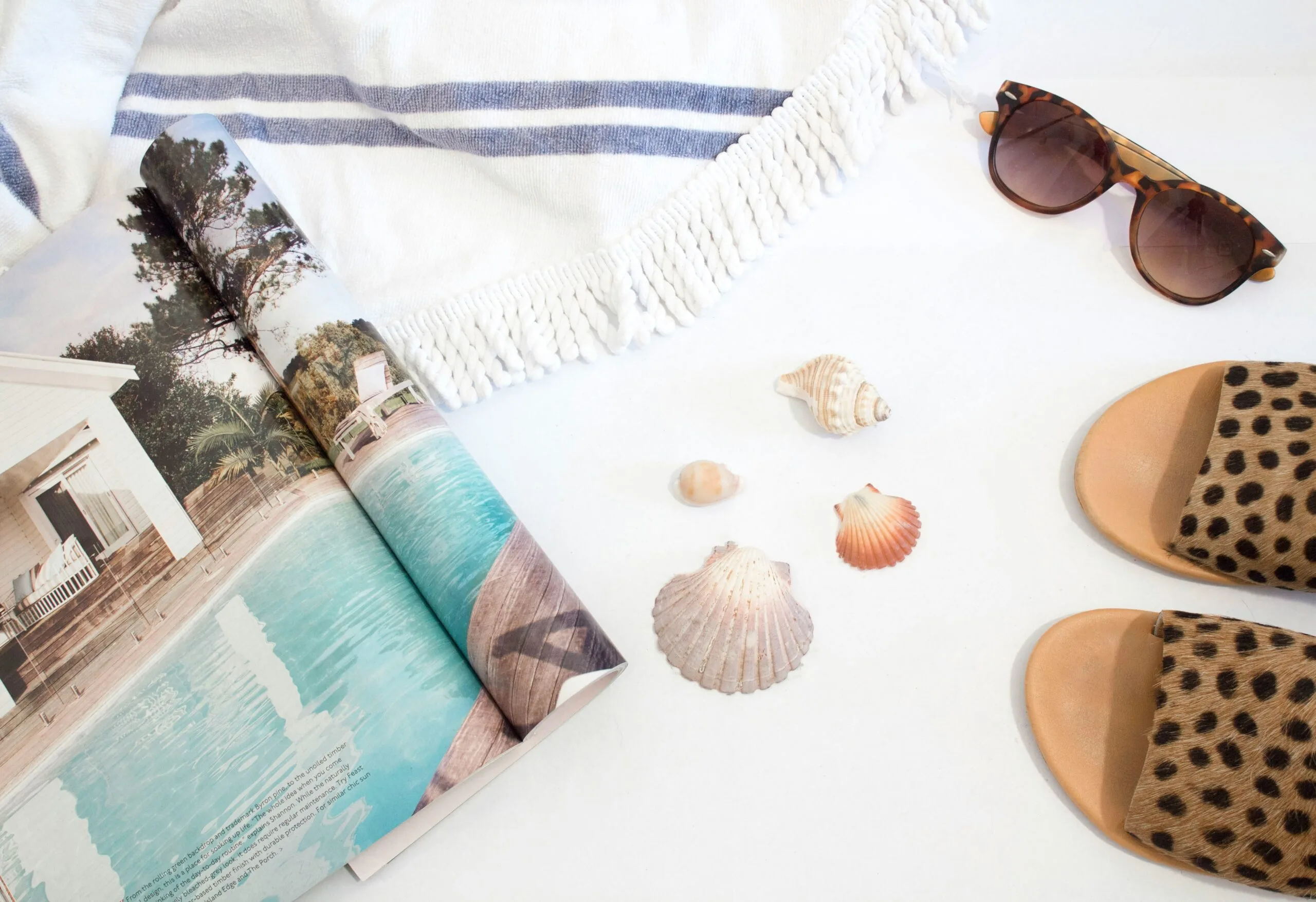 Cap sur la Déco - Prolonger l'esprit vacances chez soi - Serviette rayée, coquillages et magazine déco