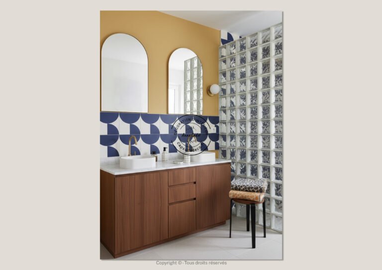 Salle de bain graphique de style Memphis - Anne Cadet Décoration d'Intérieur - Cap sur la Déco !
