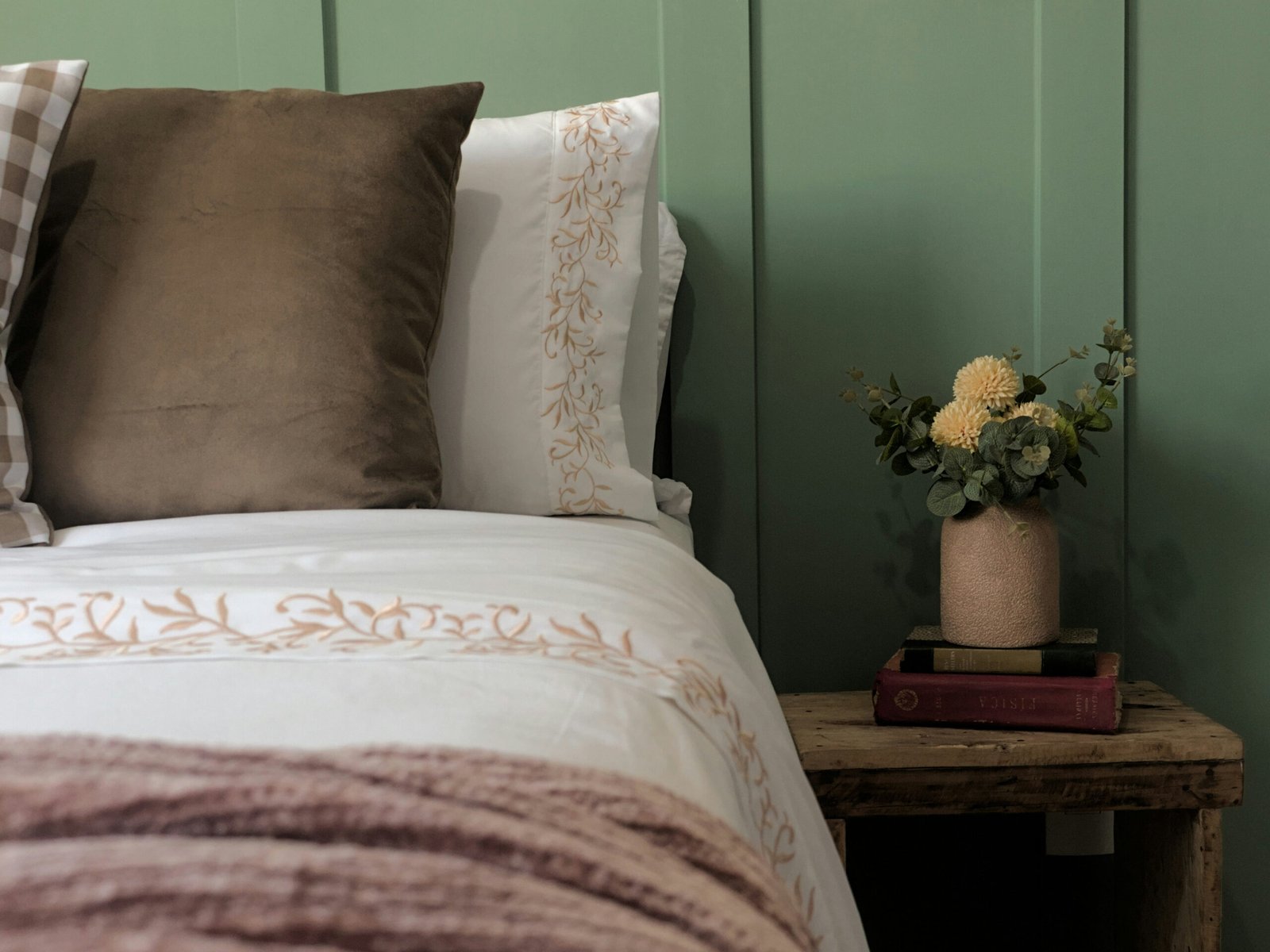 Cap sur la Déco - Une déco durable au fil des saisons - Chambre aux couleurs douces et textiles douillets